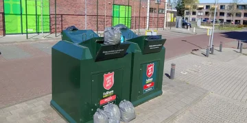 Dit is de reden waarom je oude kleding niet in de textielbak moet gooien