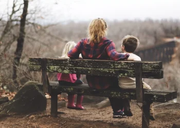 Bert (41) verbiedt zijn kinderen om binnen te komen: “Mijn nieuwe vriendin staat het niet toe”