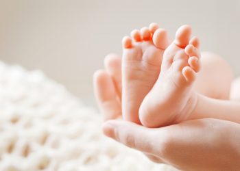 De eerste maand met je pasgeboren baby: Wat te verwachten en hoe ermee om te gaan