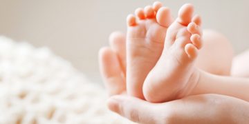 De eerste maand met je pasgeboren baby: Wat te verwachten en hoe ermee om te gaan