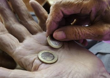 87-jarige Gerda wilt met muntgeld een kopje koffie kopen en wordt geweigerd: ”Alleen pin”