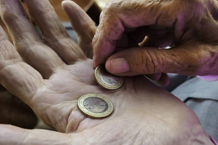 87-jarige Gerda wilt met muntgeld een kopje koffie kopen en wordt geweigerd: ”Alleen pin”