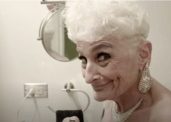 Oma (86) date met jonge toyboys op Tinder: “Veel jonge vrouwen kunnen niet aan mij tippen!”