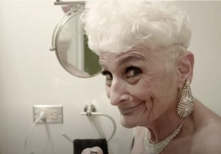 Oma (86) date met jonge toyboys op Tinder: “Veel jonge vrouwen kunnen niet aan mij tippen!”