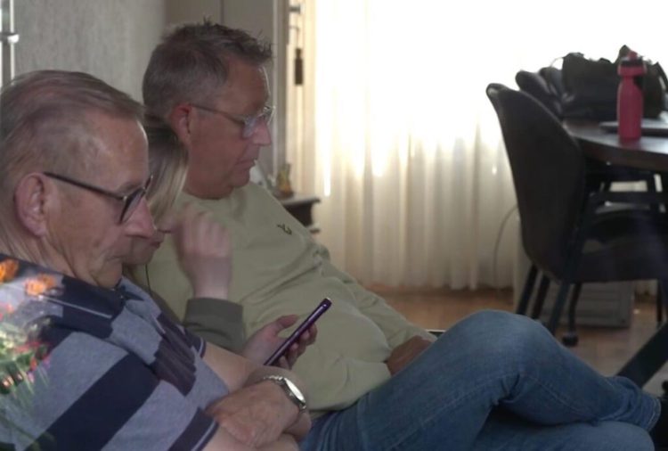 William (52) woont met tienerdochter bij zijn 77-jarige vader: Kan dit eigenlijk wel?