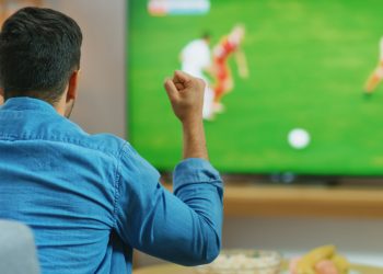 Voetbalgekte: Als jouw partner helemaal gek is van voetbal, herken je dit zeker