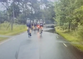 Deze automobilist geeft hardnekkige wielrenners een nat pak