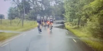 Deze automobilist geeft hardnekkige wielrenners een nat pak