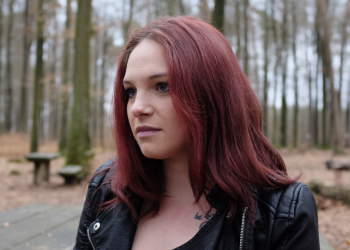 Melissa (30) is boos: “Waarom neem je een hond mee naar een restaurant? Dat is toch asociaal?”