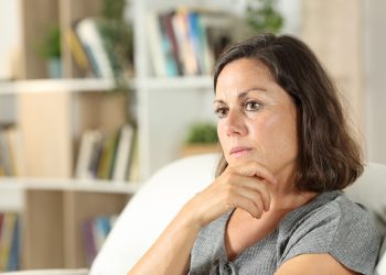 Lina’s zoon voor het eerst alleen op vakantie: “Hij belt ons steeds om geld”