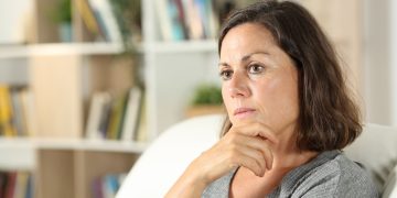 Lina’s zoon voor het eerst alleen op vakantie: “Hij belt ons steeds om geld”