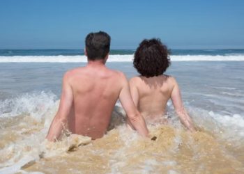 Moeder boos dat haar puber niet mee wil naar naturistencamping: “Waarom kan hij zich niet gewoon over zijn schaamte heenzetten?”