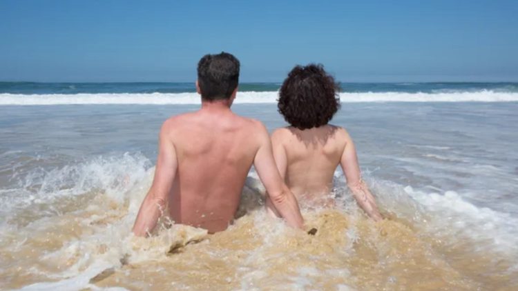 Moeder boos dat haar puber niet mee wil naar naturistencamping: “Waarom kan hij zich niet gewoon over zijn schaamte heenzetten?”