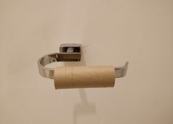 Rollen toiletpapier weggooien? Doe dit nooit meer (en dit is waarom)