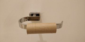 Rollen toiletpapier weggooien? Doe dit nooit meer (en dit is waarom)