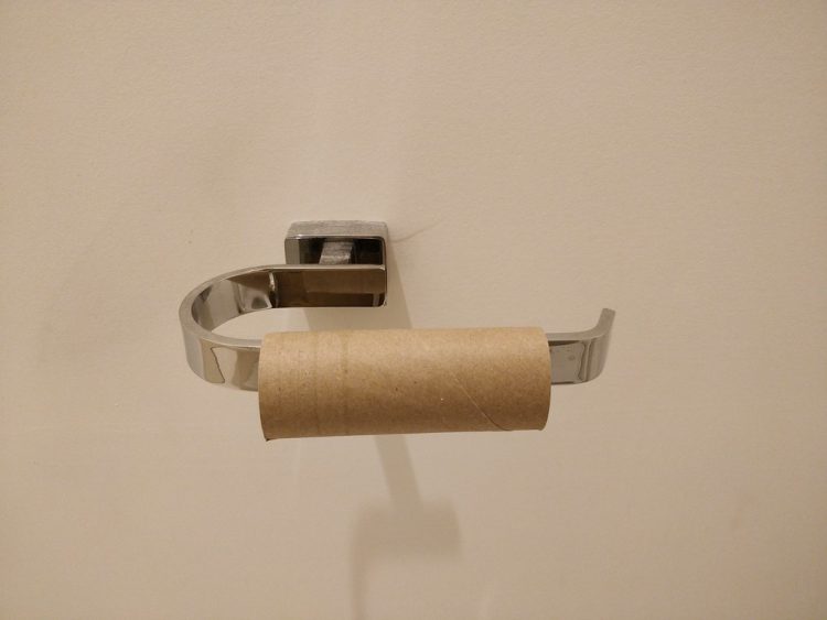 Rollen toiletpapier weggooien? Doe dit nooit meer (en dit is waarom)