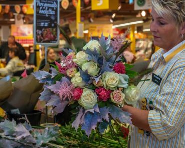 Dit is waarom bloemen bij de supermarkt vaak drie keer zo goedkoop zijn