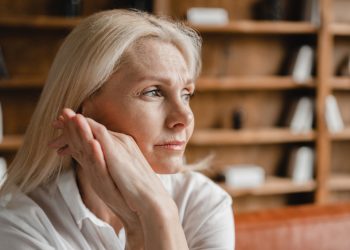 Claudia’s dochter mag de trouwjurk van haar vaders vriendin uitzoeken