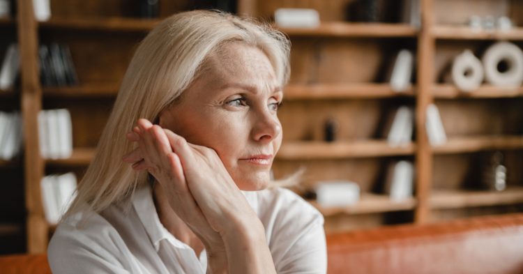 Claudia’s dochter mag de trouwjurk van haar vaders vriendin uitzoeken