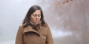 Liesbeth wil alleen op reis, maar haar man ziet dat niet zitten en wilt het niet