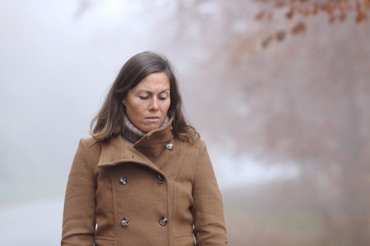 Liesbeth wil alleen op reis, maar haar man ziet dat niet zitten en wilt het niet
