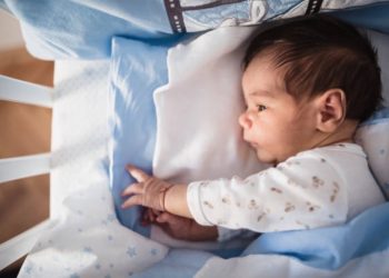 Emma’s dilemma: kan ik mijn baby alleen thuis laten als ik mijn dochter van school haal?