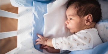 Emma’s dilemma: kan ik mijn baby alleen thuis laten als ik mijn dochter van school haal?