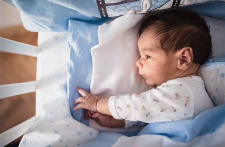 Emma’s dilemma: kan ik mijn baby alleen thuis laten als ik mijn dochter van school haal?
