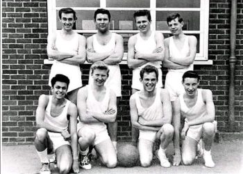 Herken jij de beroemde zanger op deze foto?