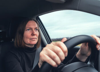 Gerda rijdt al jaren zonder rijbewijs: ‘Ik weet dat het fout is, maar ik zie geen andere optie’