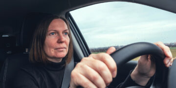 Gerda rijdt al jaren zonder rijbewijs: ‘Ik weet dat het fout is, maar ik zie geen andere optie’