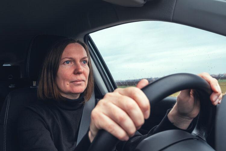 Gerda rijdt al jaren zonder rijbewijs: ‘Ik weet dat het fout is, maar ik zie geen andere optie’