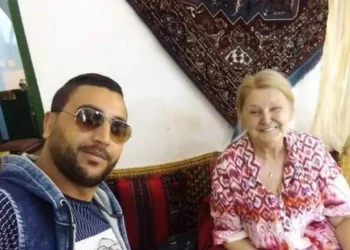 “73-jarige Christine trouwt met 39-jarige Hamza en bekeert zich tot de Islam”