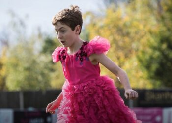 ‘Mijn zoon (12) mag van mij geen jurk aan naar school’