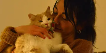 Agnes (58) kiest voor haar katten: “Mijn vermogen gaat naar hen, niet naar mijn kinderen ze komen nooit langs”