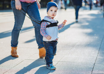 Oma Lia onder vuur: “Mijn kleinzoon zit aan een tuigje en mensen blaffen naar hem”
