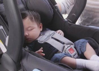 Caroline vergat haar 11 maanden oude baby in de auto: ‘De angst voor wat ik zou aantreffen, vergeet ik nooit’