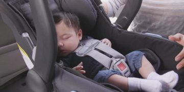 Caroline vergat haar 11 maanden oude baby in de auto: ‘De angst voor wat ik zou aantreffen, vergeet ik nooit’