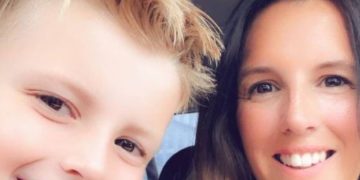 Moeder geeft maandelijks € 4.000 uit aan designeroutfits voor 10-jarige zoon: “Hij moet er wel goed bijlopen op school”