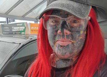 Moeder van twee met 800 tatoeages worstelt met vinden van werk: “Mijn uiterlijk sluit deuren”