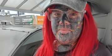 Moeder van twee met 800 tatoeages worstelt met vinden van werk: “Mijn uiterlijk sluit deuren”