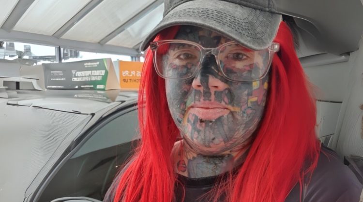 Moeder van twee met 800 tatoeages worstelt met vinden van werk: “Mijn uiterlijk sluit deuren”