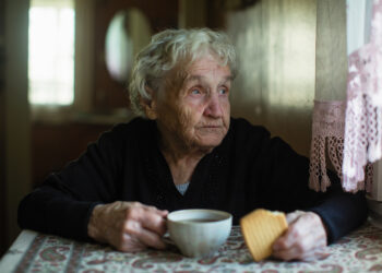 Aagje (82): “Ik word helemaal niet meer uitgenodigd voor verjaardagen, zelfs niet door mijn eigen kinderen”