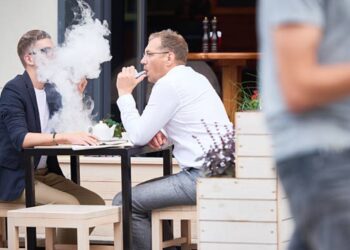 Asociaal gedrag: Mensen die roken op het terras