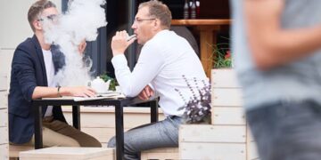 Asociaal gedrag: Mensen die roken op het terras