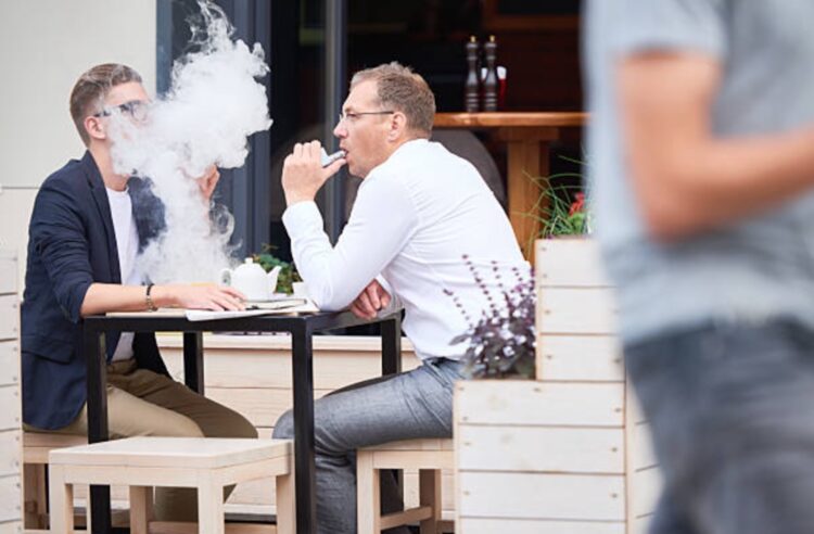 Asociaal gedrag: Mensen die roken op het terras