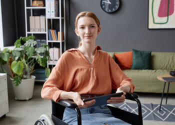 Eva: “Als mijn vader mij rond duwt in mijn rolstoel denken mensen dat ik misbruik maak van hem”