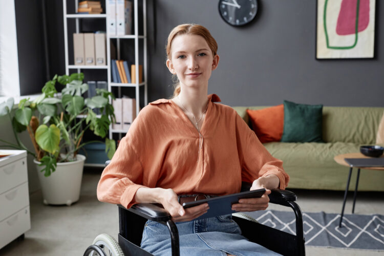 Eva: “Als mijn vader mij rond duwt in mijn rolstoel denken mensen dat ik misbruik maak van hem”