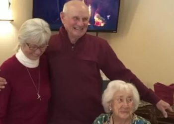 Tweeling viert hun 80ste verjaardag, maar hun 103-jarige moeder steelt de show