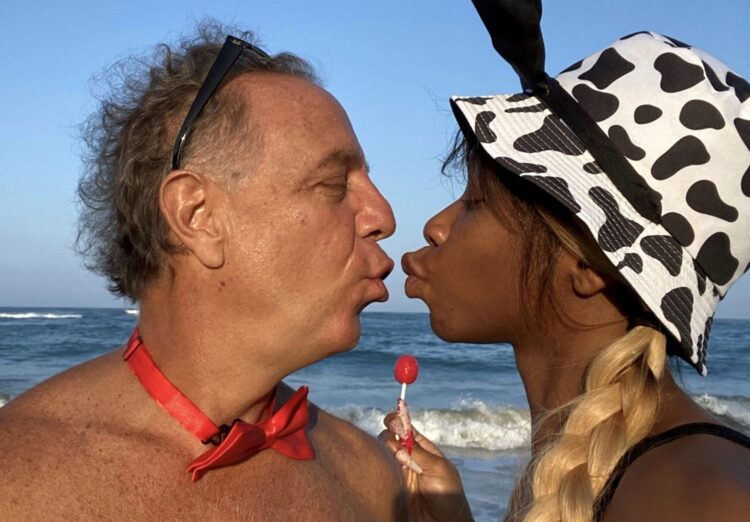 Claudio (63) straalt van geluk met Semie: “Ze is veel jonger dan mijn dochter”